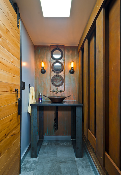 Réalisation d'une petite salle d'eau victorienne avec un sol en carrelage de céramique, une vasque, un mur bleu et un plan de toilette en granite.