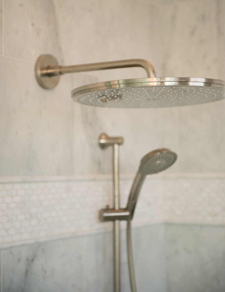 Foto di una stanza da bagno chic con lavabo da incasso, ante in stile shaker, ante bianche, top in granito, vasca/doccia, WC a due pezzi e piastrelle a mosaico