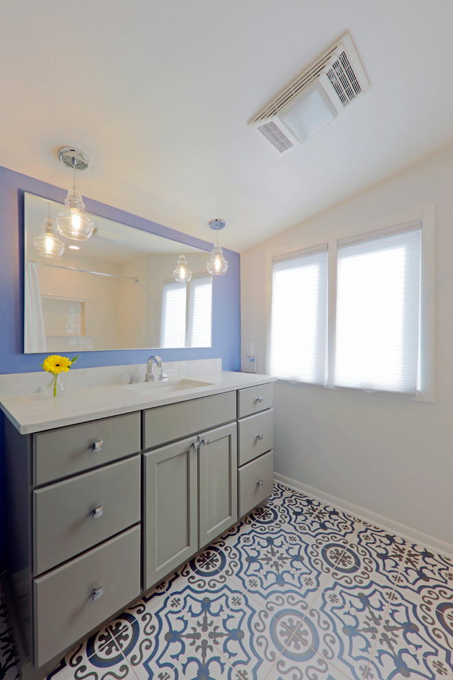 Idéer för mellanstora vintage vitt badrum med dusch, med skåp i shakerstil, grå skåp, en dusch i en alkov, vit kakel, flerfärgade väggar, cementgolv, ett undermonterad handfat, marmorbänkskiva, flerfärgat golv och dusch med duschdraperi