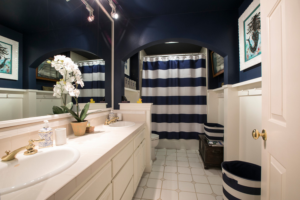 Идея дизайна: детская ванная комната среднего размера в современном стиле с фасадами в стиле шейкер, белыми фасадами, накладной ванной, душем над ванной, инсталляцией, белой плиткой, каменной плиткой, синими стенами, полом из керамогранита, накладной раковиной, столешницей из плитки, белым полом, шторкой для ванной и белой столешницей