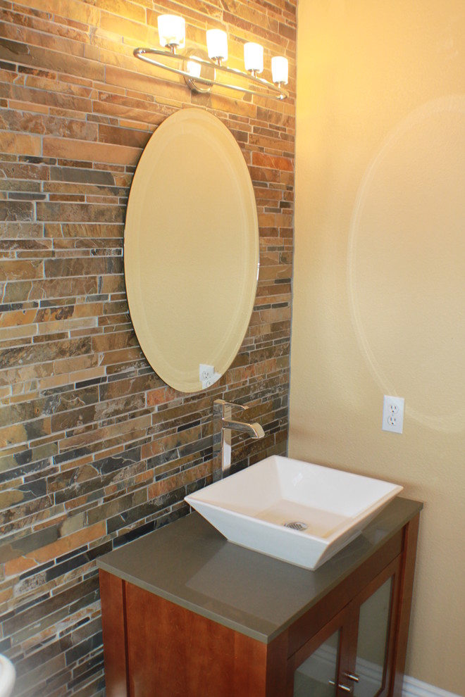 Foto på ett litet eklektiskt badrum med dusch, med ett fristående handfat, luckor med glaspanel, skåp i mellenmörkt trä, bänkskiva i kvarts, flerfärgad kakel, keramikplattor och flerfärgade väggar