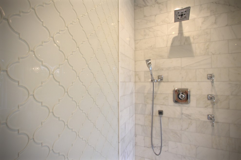 На фото: большая главная ванная комната в современном стиле с плоскими фасадами, белыми фасадами, отдельно стоящей ванной, душем в нише, унитазом-моноблоком, белой плиткой, каменной плиткой, белыми стенами, мраморным полом, врезной раковиной и мраморной столешницей с