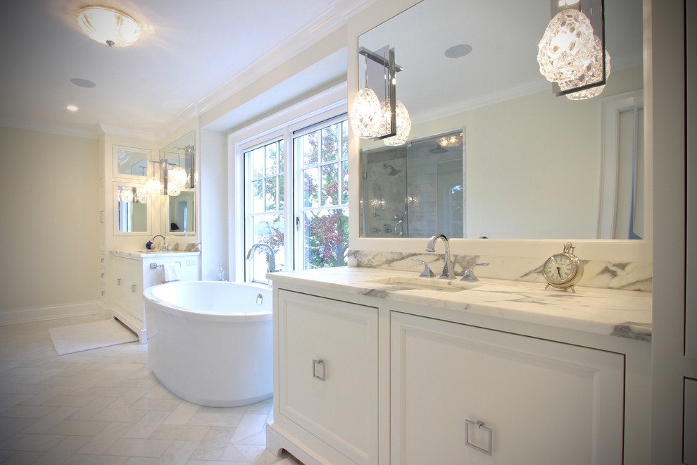 Стильный дизайн: главная ванная комната в современном стиле с плоскими фасадами, белыми фасадами, отдельно стоящей ванной, душем в нише, унитазом-моноблоком, белой плиткой, каменной плиткой, белыми стенами, мраморным полом, врезной раковиной и мраморной столешницей - последний тренд