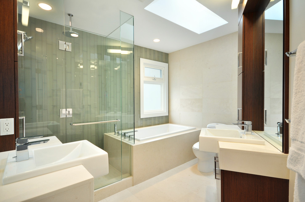 Imagen de cuarto de baño contemporáneo con bañera encastrada