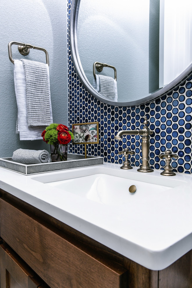 Идея дизайна: ванная комната среднего размера в стиле неоклассика (современная классика) с фасадами с выступающей филенкой, коричневыми фасадами, двойным душем, унитазом-моноблоком, синей плиткой, цементной плиткой, синими стенами, светлым паркетным полом, душевой кабиной, накладной раковиной, столешницей из кварцита, белым полом, шторкой для ванной и белой столешницей