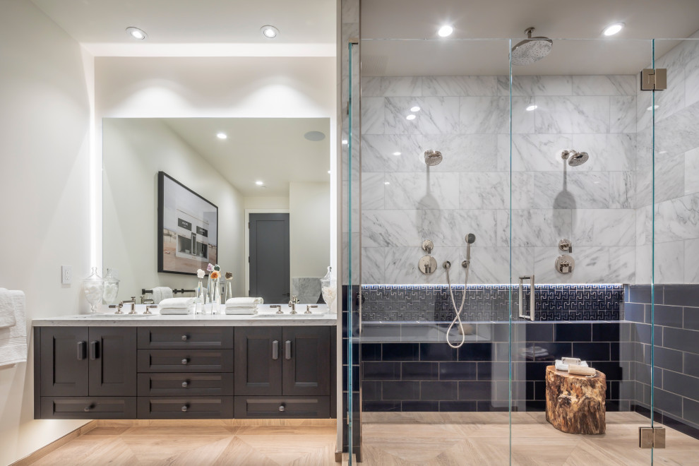 Modern inredning av ett stort vit vitt en-suite badrum, med grå skåp, en dusch i en alkov, blå kakel, keramikplattor, vita väggar, beiget golv och dusch med gångjärnsdörr