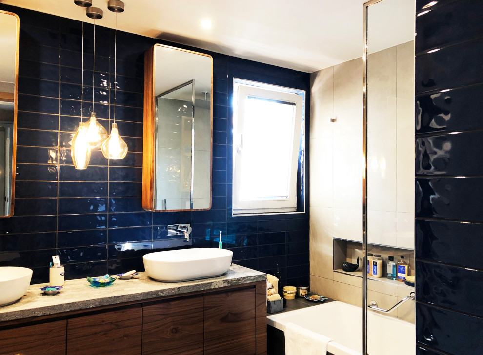 Cette image montre une salle de bain minimaliste en bois brun de taille moyenne pour enfant avec une baignoire posée, WC suspendus, un carrelage bleu, des carreaux de porcelaine, un sol en carrelage de céramique, une vasque, un plan de toilette en marbre, un sol gris, aucune cabine et un plan de toilette gris.