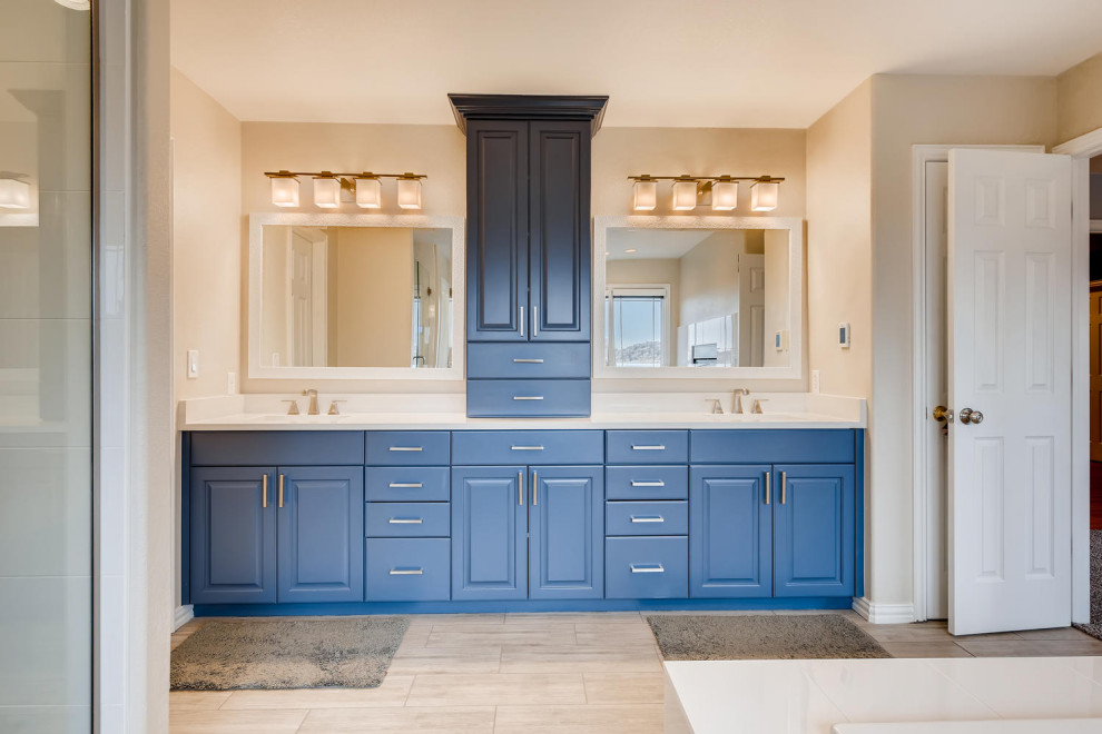 Idéer för ett stort klassiskt vit en-suite badrum, med luckor med upphöjd panel, blå skåp, ett platsbyggt badkar, vit kakel, porslinskakel, grå väggar, ett undermonterad handfat, bänkskiva i kvarts och beiget golv