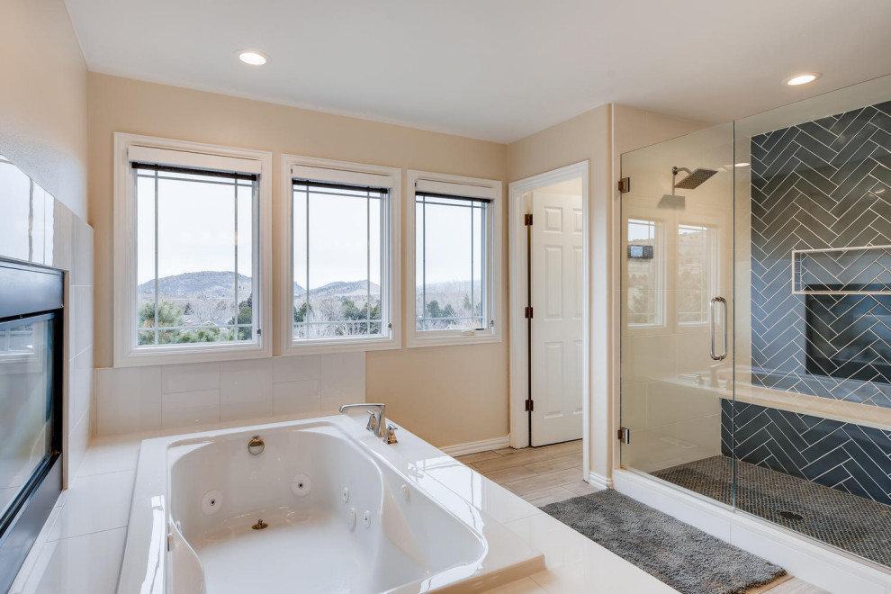 Cette photo montre une salle de bain chic avec un placard avec porte à panneau surélevé, des portes de placard bleues, un carrelage blanc, un mur gris, un sol en carrelage imitation parquet, un sol beige et une cabine de douche à porte battante.