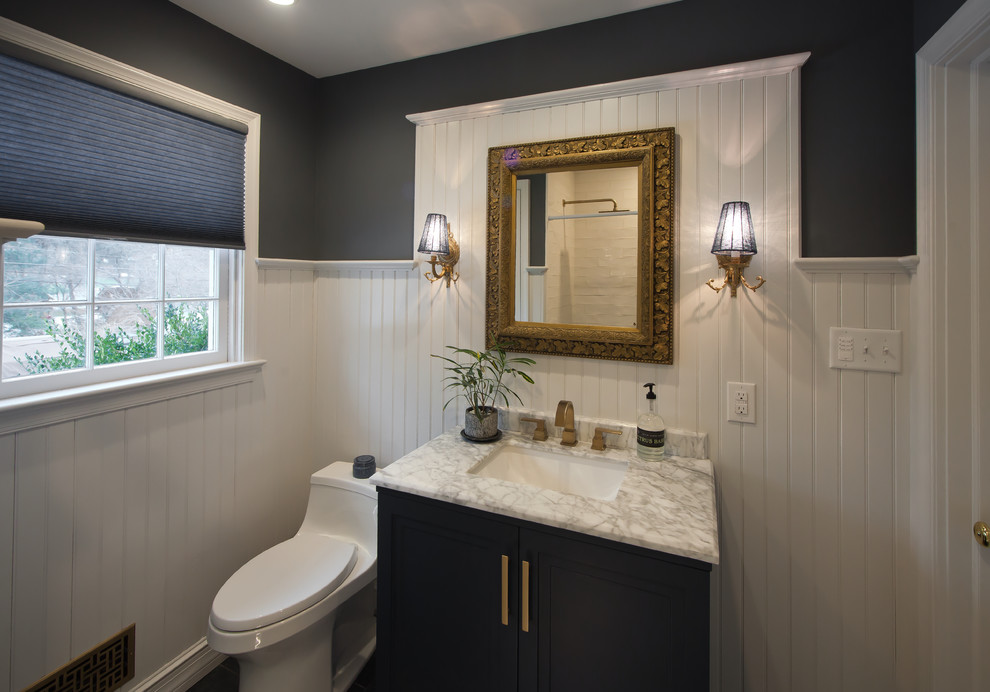 Стильный дизайн: ванная комната среднего размера в классическом стиле с фасадами в стиле шейкер, синими фасадами, унитазом-моноблоком, белой столешницей, врезной раковиной, серым полом, ванной в нише, душем над ванной, белой плиткой, шторкой для ванной, серыми стенами, полом из сланца и мраморной столешницей - последний тренд