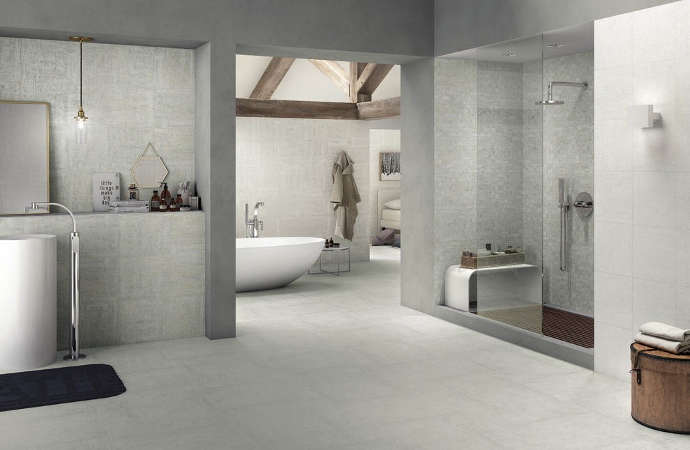 Modern inredning av ett stort en-suite badrum, med ett fristående badkar, en öppen dusch, flerfärgad kakel, porslinskakel, grå väggar, klinkergolv i porslin, ett piedestal handfat och bänkskiva i betong