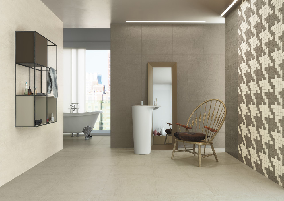 Inspiration för ett stort funkis en-suite badrum, med ett badkar med tassar, flerfärgad kakel, porslinskakel, beige väggar, klinkergolv i porslin, ett piedestal handfat och bänkskiva i betong
