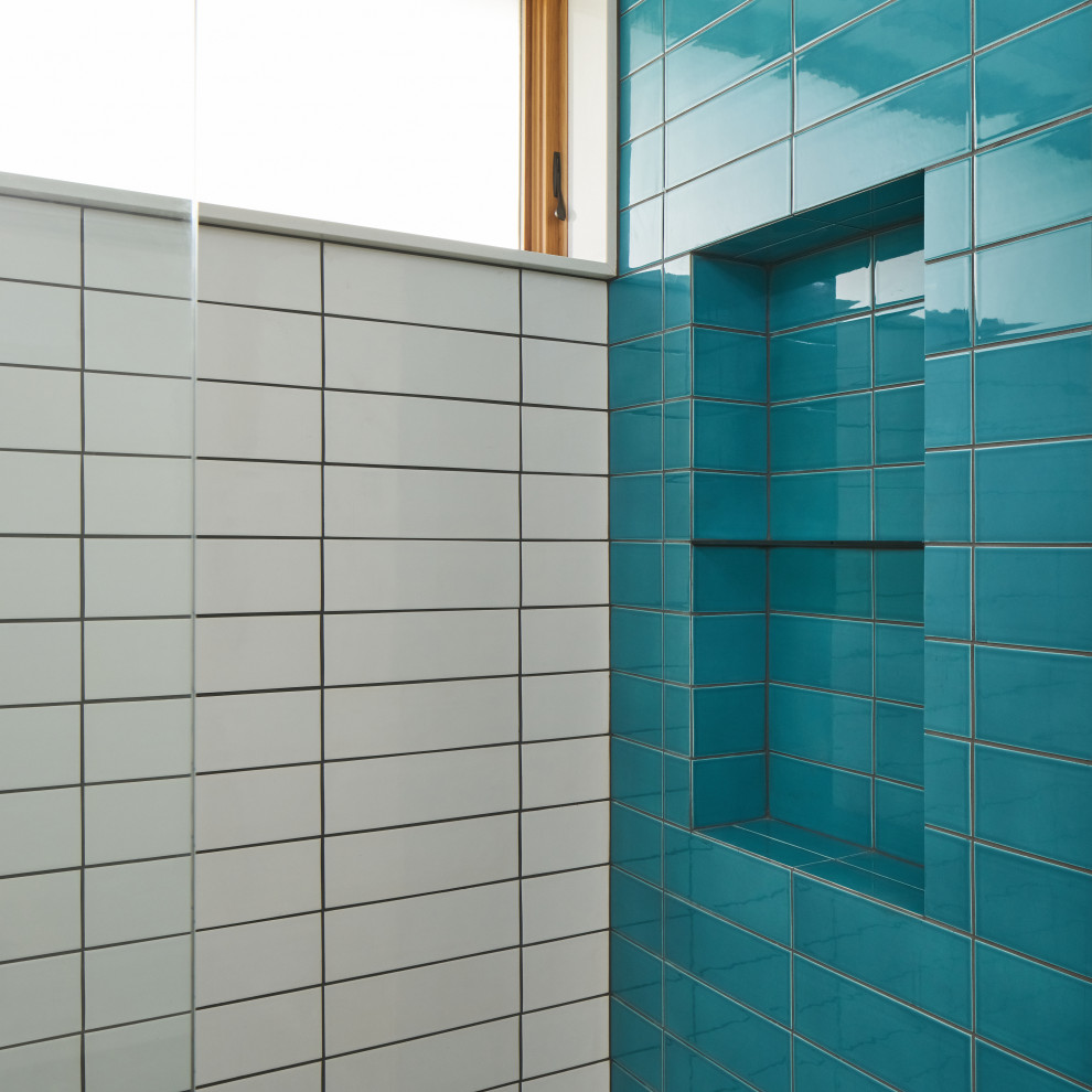 Immagine di una stanza da bagno padronale moderna di medie dimensioni con mobile bagno sospeso