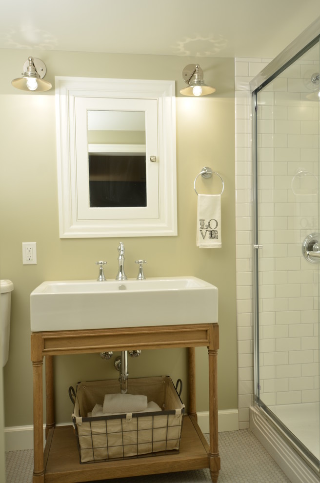 Inredning av ett klassiskt mellanstort badrum, med möbel-liknande, skåp i ljust trä, en dusch i en alkov, vit kakel, tunnelbanekakel, beige väggar, klinkergolv i keramik och ett konsol handfat