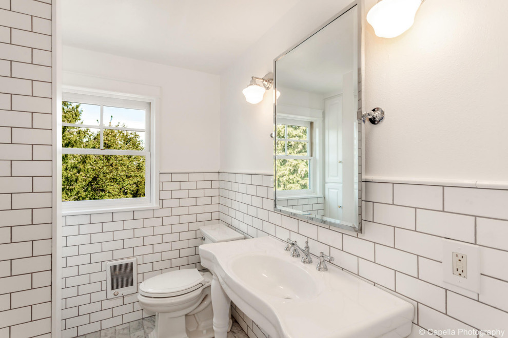 Modelo de cuarto de baño principal de estilo americano pequeño con baldosas y/o azulejos blancos, paredes blancas, suelo de madera clara y suelo gris