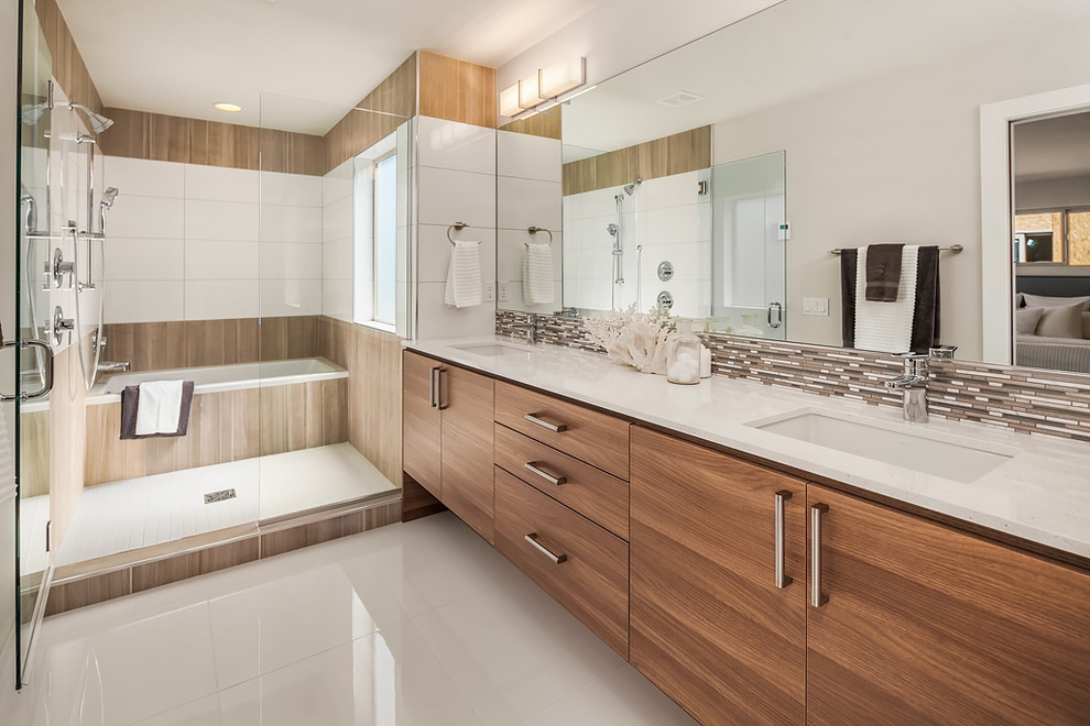 Bild på ett funkis en-suite badrum, med släta luckor, skåp i mellenmörkt trä, ett badkar i en alkov, en dusch i en alkov, beige kakel, vit kakel, vita väggar, ett undermonterad handfat, vitt golv och dusch med gångjärnsdörr
