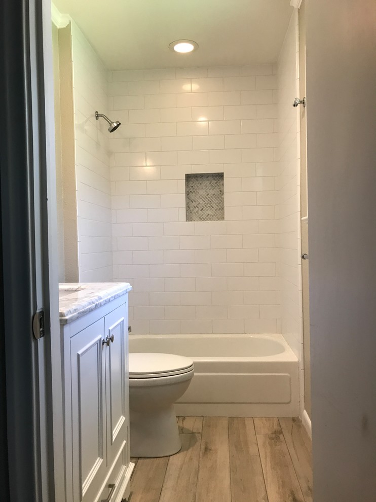 На фото: маленькая главная ванная комната в современном стиле с белыми фасадами, накладной ванной, душем над ванной, раздельным унитазом, белой плиткой, плиткой кабанчик, серыми стенами, полом из керамической плитки, столешницей из кварцита, разноцветным полом и шторкой для ванной для на участке и в саду с