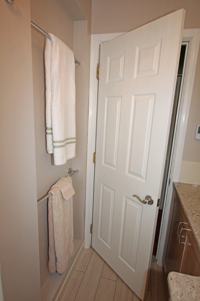 Idéer för att renovera ett litet vintage flerfärgad flerfärgat en-suite badrum, med skåp i shakerstil, skåp i mellenmörkt trä, ett badkar i en alkov, en dusch/badkar-kombination, en toalettstol med separat cisternkåpa, beige kakel, porslinskakel, beige väggar, klinkergolv i porslin, ett undermonterad handfat, bänkskiva i kvarts, beiget golv och dusch med duschdraperi