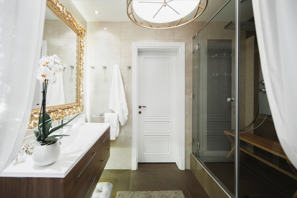 Источник вдохновения для домашнего уюта: ванная комната среднего размера в стиле неоклассика (современная классика) с бежевой плиткой, керамической плиткой, полом из керамической плитки, душевой кабиной и монолитной раковиной