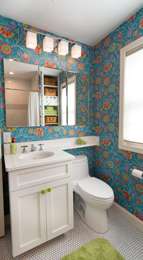 Свежая идея для дизайна: маленькая детская ванная комната в современном стиле с фасадами с выступающей филенкой, душем над ванной, унитазом-моноблоком, синей плиткой, белыми стенами и врезной раковиной для на участке и в саду - отличное фото интерьера