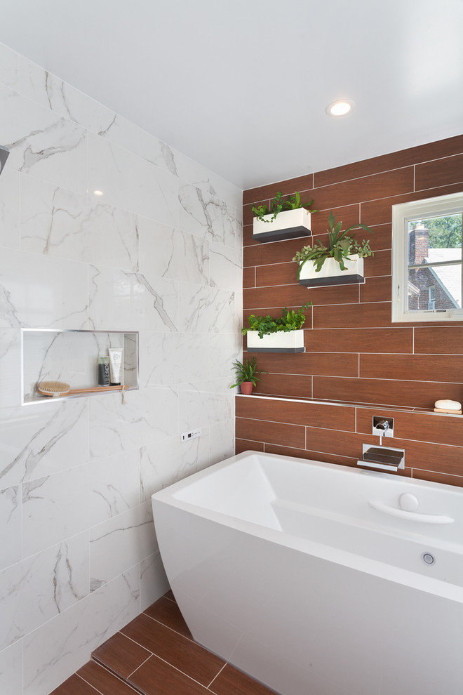 Inredning av ett modernt stort en-suite badrum, med släta luckor, skåp i ljust trä, ett fristående badkar, en dusch/badkar-kombination, grå kakel, porslinskakel, vita väggar, mosaikgolv, ett undermonterad handfat och bänkskiva i kvarts