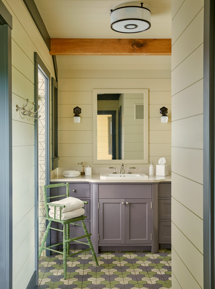 Landhaus Badezimmer mit Schrankfronten mit vertiefter Füllung, lila Schränken, beiger Wandfarbe, Mosaik-Bodenfliesen, Einbauwaschbecken, buntem Boden und beiger Waschtischplatte in San Francisco