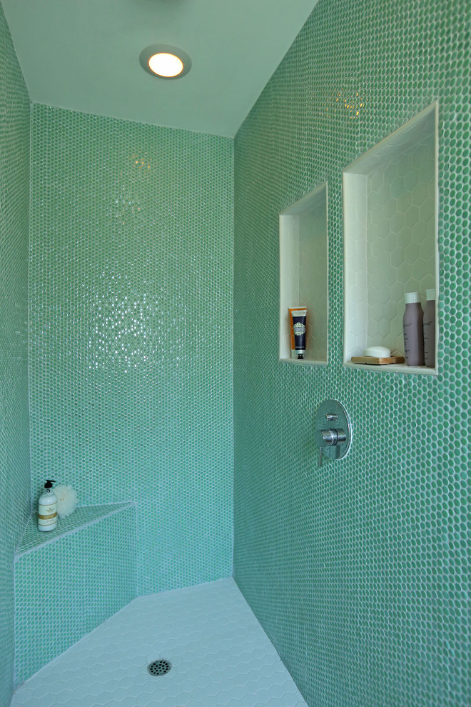 Свежая идея для дизайна: главная ванная комната среднего размера в стиле ретро с настольной раковиной, фасадами островного типа, фасадами цвета дерева среднего тона, столешницей из искусственного кварца, двойным душем, унитазом-моноблоком, зеленой плиткой, керамической плиткой, белыми стенами и полом из керамической плитки - отличное фото интерьера