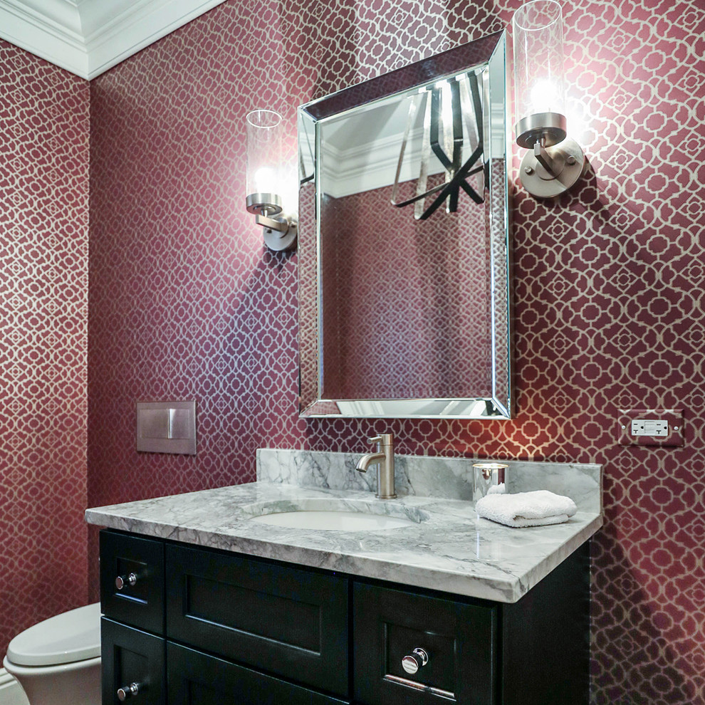 Immagine di una stanza da bagno chic di medie dimensioni con ante in stile shaker, ante in legno bruno, pareti viola, pavimento in legno massello medio, lavabo sottopiano e top in quarzite