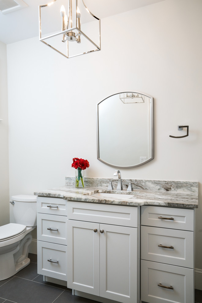 Aménagement d'une salle de bain classique de taille moyenne avec un placard à porte shaker, des portes de placard blanches, WC séparés, un mur gris, un sol en carrelage de porcelaine, un plan de toilette en granite et un sol gris.