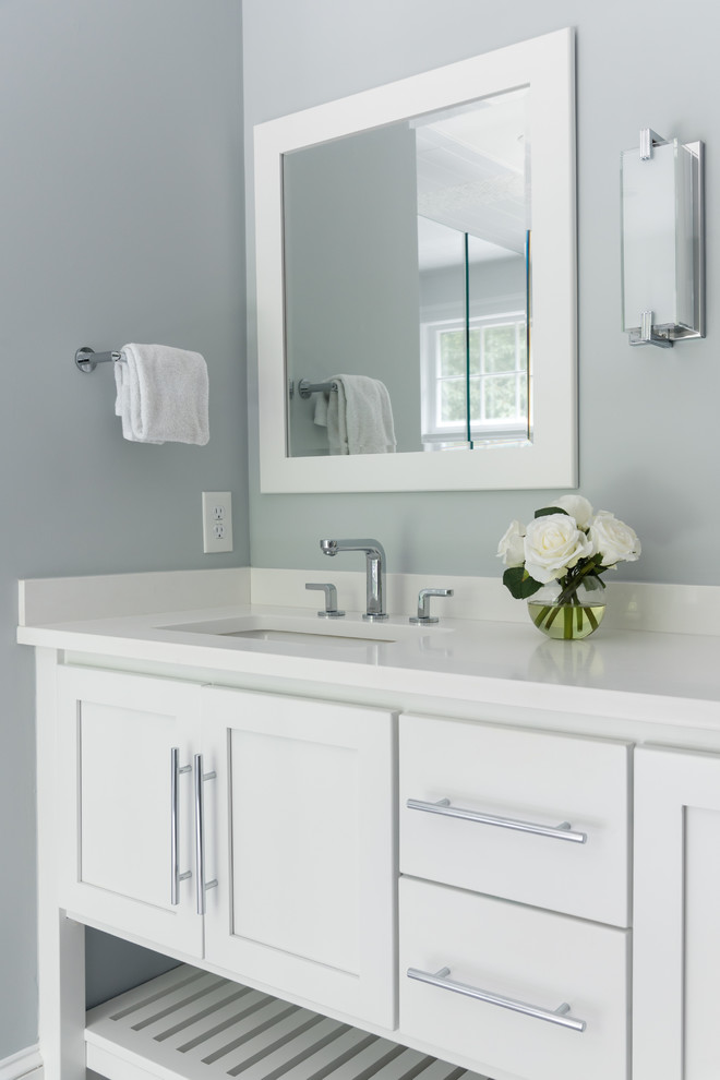 Idéer för ett mellanstort klassiskt vit en-suite badrum, med möbel-liknande, vita skåp, en dusch i en alkov, grå väggar, marmorgolv, ett undermonterad handfat, bänkskiva i akrylsten, grått golv och dusch med gångjärnsdörr