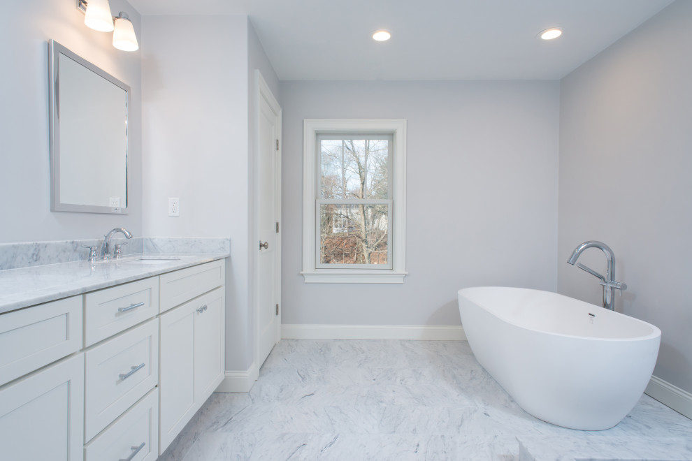 Idéer för stora vintage grått en-suite badrum, med skåp i shakerstil, vita skåp, ett fristående badkar, marmorkakel, grå väggar, marmorgolv, ett undermonterad handfat, marmorbänkskiva och grått golv