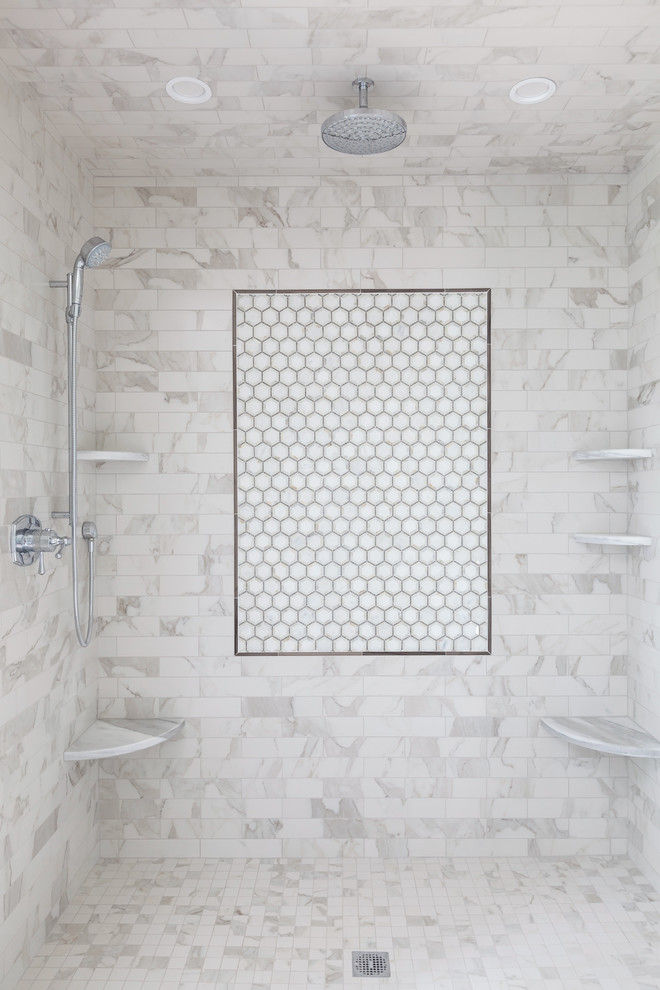 Esempio di una grande stanza da bagno con doccia tradizionale con doccia alcova, piastrelle grigie, piastrelle in ceramica, pareti grigie, pavimento con piastrelle in ceramica e pavimento grigio