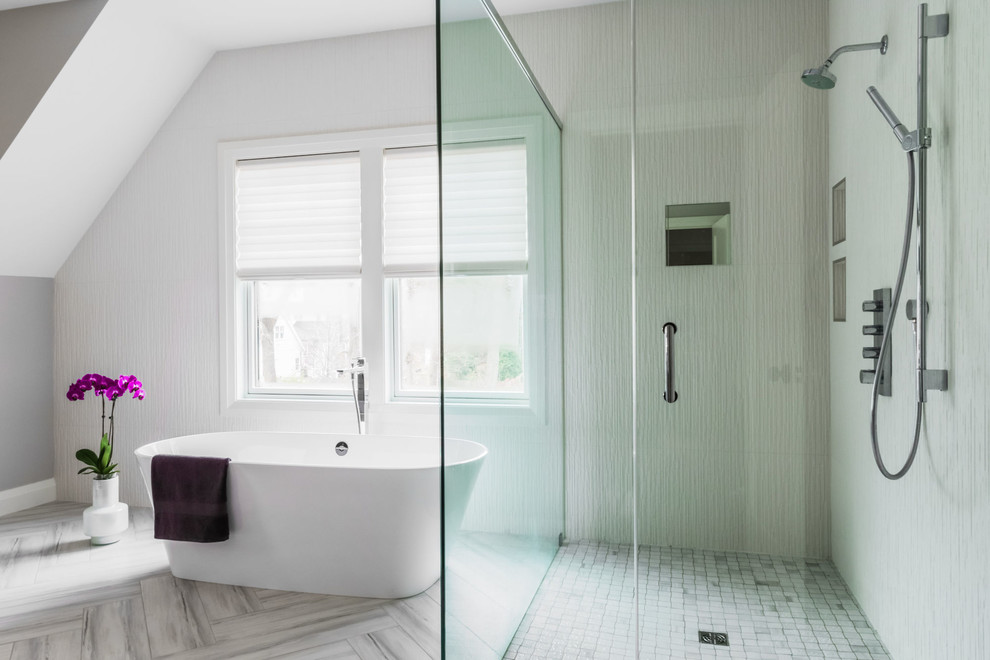 Свежая идея для дизайна: большая главная ванная комната в стиле неоклассика (современная классика) с фасадами в стиле шейкер, серыми фасадами, отдельно стоящей ванной, открытым душем, белой плиткой, керамогранитной плиткой, серыми стенами, полом из керамогранита, врезной раковиной, столешницей из кварцита, разноцветным полом, открытым душем и белой столешницей - отличное фото интерьера