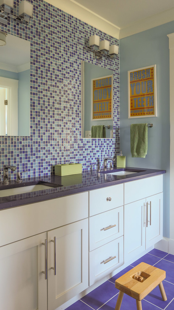 Идея дизайна: детская ванная комната среднего размера в стиле неоклассика (современная классика) с врезной раковиной, фасадами в стиле шейкер, белыми фасадами, столешницей из искусственного камня, ванной в нише, душем над ванной, унитазом-моноблоком, синей плиткой, синими стенами и полом из керамогранита
