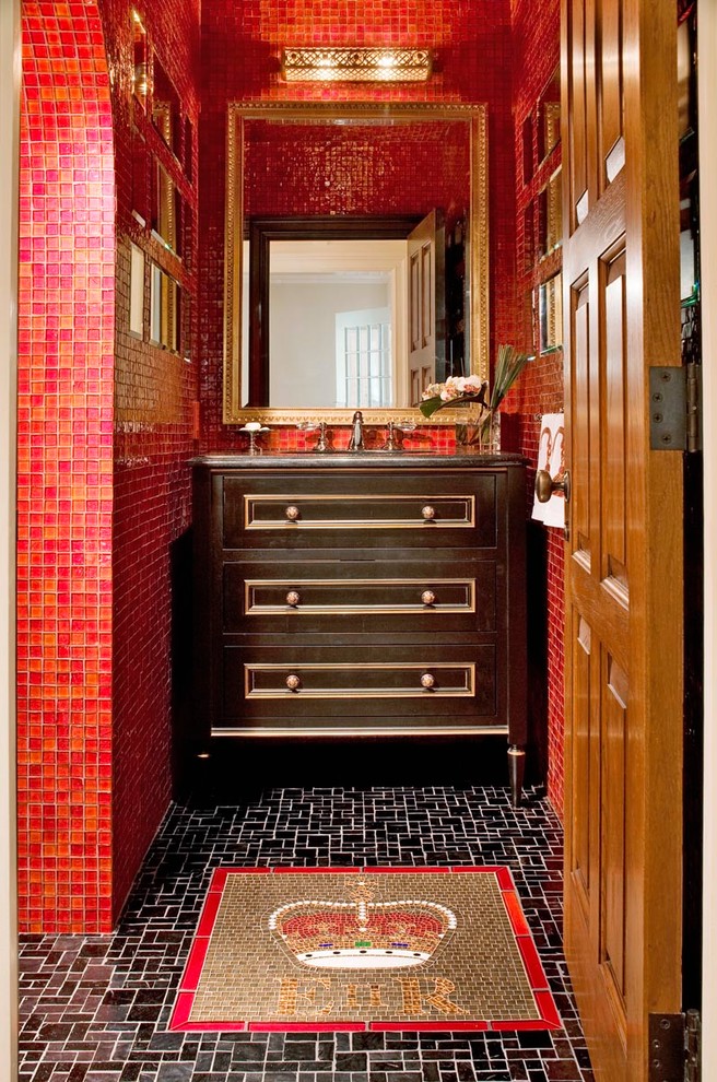 Foto de cuarto de baño tradicional con armarios con paneles empotrados, puertas de armario de madera en tonos medios, baldosas y/o azulejos rojos, baldosas y/o azulejos en mosaico y paredes rojas