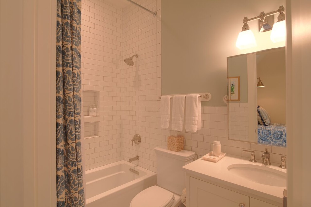 Пример оригинального дизайна: ванная комната среднего размера в классическом стиле с фасадами в стиле шейкер, белыми фасадами, ванной в нише, душем над ванной, раздельным унитазом, белой плиткой, синими стенами, душевой кабиной, врезной раковиной, столешницей из искусственного камня и керамической плиткой