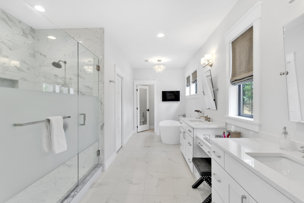 Пример оригинального дизайна: большая главная ванная комната в стиле кантри с фасадами в стиле шейкер, белыми фасадами, отдельно стоящей ванной, двойным душем, раздельным унитазом, черно-белой плиткой, керамической плиткой, белыми стенами, полом из керамогранита, врезной раковиной, столешницей из кварцита, белым полом, душем с распашными дверями, белой столешницей, сиденьем для душа, тумбой под две раковины и встроенной тумбой