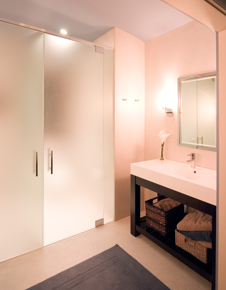 Idee per una piccola stanza da bagno minimal con lavabo integrato, doccia a filo pavimento e pareti beige