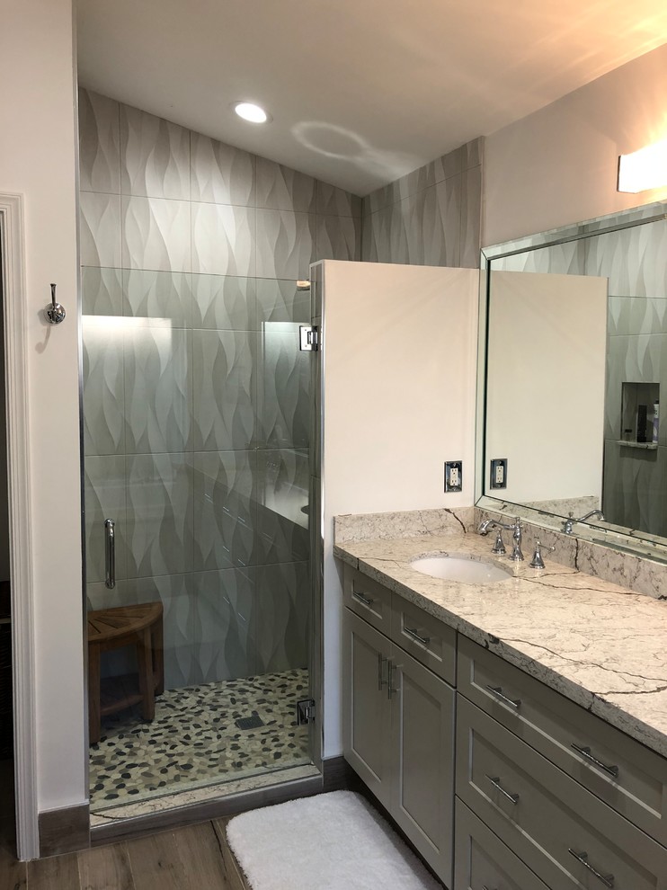 Mittelgroßes Modernes Badezimmer En Suite mit Schrankfronten im Shaker-Stil, grauen Schränken, Einbaubadewanne, Duschnische, grauen Fliesen, Porzellanfliesen, weißer Wandfarbe, Porzellan-Bodenfliesen, Unterbauwaschbecken, Quarzwerkstein-Waschtisch, braunem Boden und Falttür-Duschabtrennung in Miami