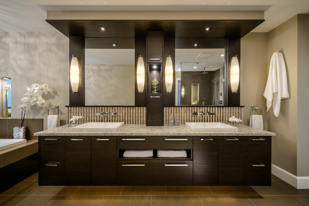 Imagen de cuarto de baño principal actual con lavabo encastrado, armarios con paneles lisos, puertas de armario de madera en tonos medios, bañera encastrada y paredes beige