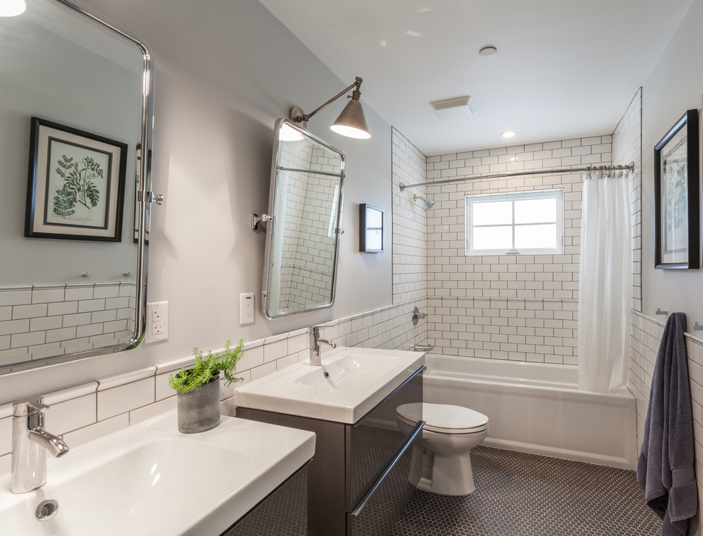 Пример оригинального дизайна: ванная комната в морском стиле с консольной раковиной, плоскими фасадами, серыми фасадами, ванной в нише, белой плиткой, плиткой кабанчик, серыми стенами, полом из мозаичной плитки, шторкой для ванной и окном