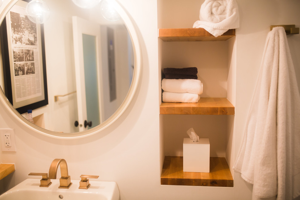 На фото: ванная комната среднего размера в современном стиле с открытыми фасадами, открытым душем, белой плиткой, плиткой кабанчик, белыми стенами, душевой кабиной, раковиной с пьедесталом и открытым душем