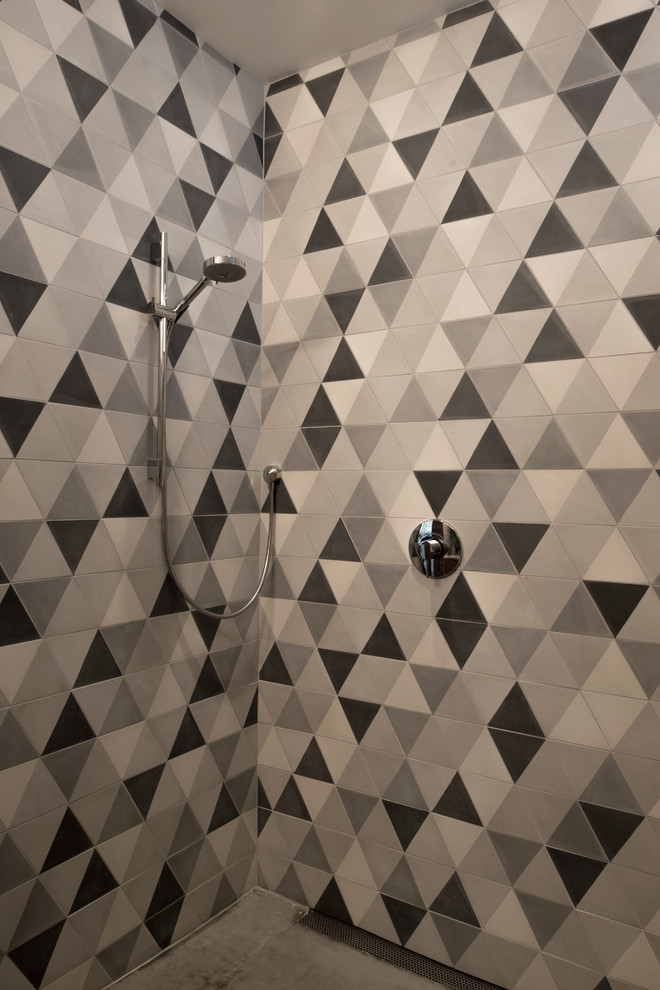 Mittelgroßes Modernes Duschbad mit Nasszelle, schwarz-weißen Fliesen, Zementfliesen, grauer Wandfarbe, Betonboden, grauem Boden und offener Dusche in Seattle