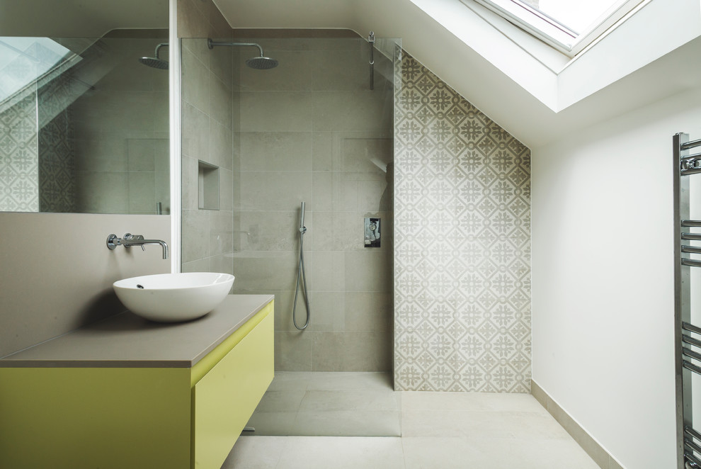 Foto på ett mellanstort funkis grå en-suite badrum, med släta luckor, gula skåp, en öppen dusch, grå kakel, grå väggar, klinkergolv i porslin, ett konsol handfat, bänkskiva i kvartsit, grått golv och med dusch som är öppen