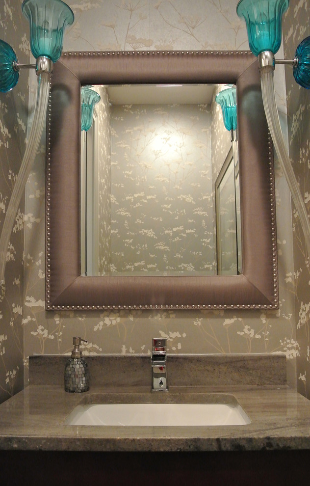 Klassisk inredning av ett mellanstort badrum med dusch, med möbel-liknande, skåp i mörkt trä, beige väggar, mörkt trägolv, ett undermonterad handfat och granitbänkskiva