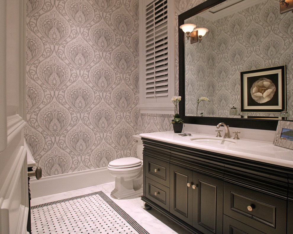 На фото: ванная комната в классическом стиле с фасадами с утопленной филенкой, темными деревянными фасадами и разноцветными стенами