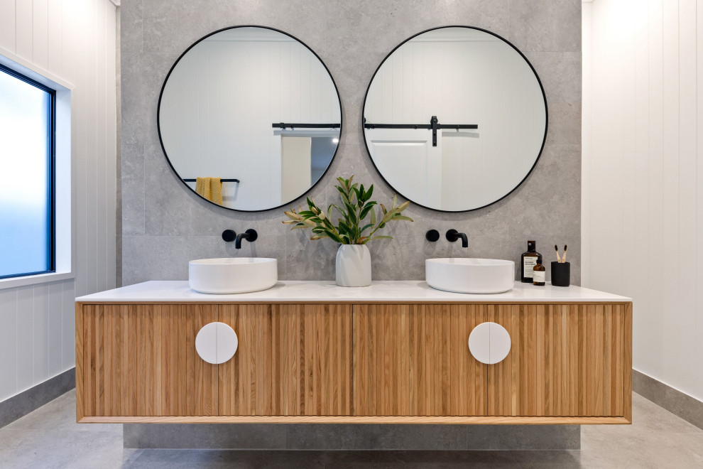Свежая идея для дизайна: большая главная ванная комната в современном стиле с плоскими фасадами, светлыми деревянными фасадами, серой плиткой, белыми стенами, настольной раковиной, серым полом и белой столешницей - отличное фото интерьера