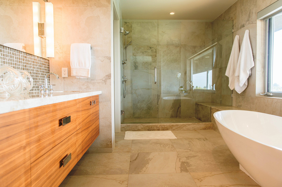 Esempio di una grande stanza da bagno padronale minimalista con lavabo sottopiano, ante lisce, ante in legno scuro, vasca freestanding, doccia alcova, piastrelle beige e pareti beige