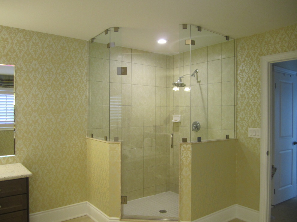 Esempio di una stanza da bagno padronale minimal di medie dimensioni con doccia ad angolo