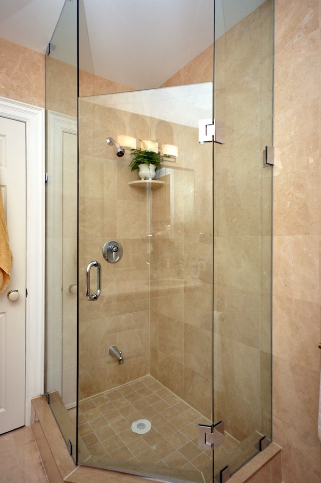 Inspiration pour une salle de bain principale design de taille moyenne avec une douche d'angle.